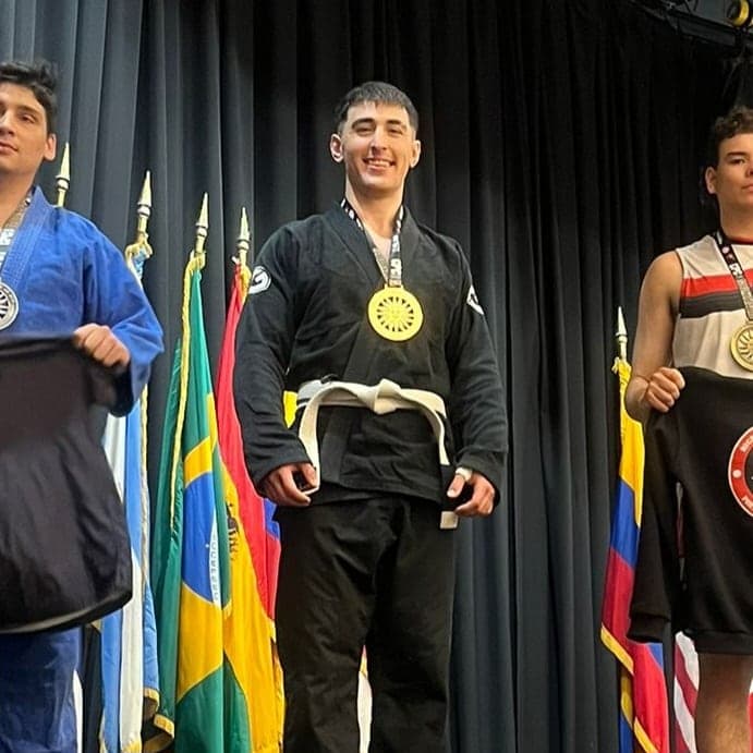 Iván en el podio de un torneo de jiu-jitsu